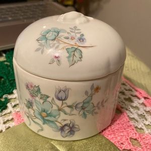 Elizabeth Arden Trinket/Powder Floral Box With Lid